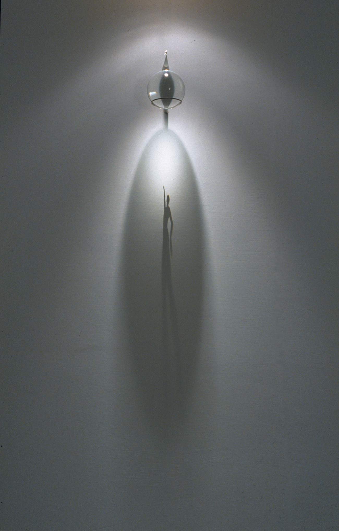 The light shadow. Фабрицио Корнели тень. Свет и тень. Игра света и тени. Свет и тень фото.